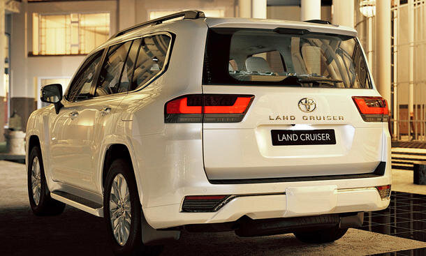 Toyota Land Cruiser 300: задние фонари стали явно современнее