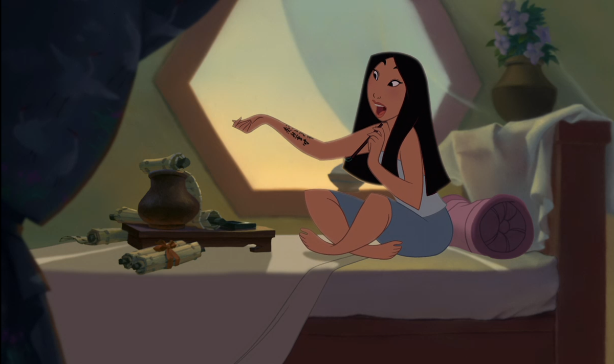 Мулан пишет шпаргалку, что бы пройти "экзамен" у свахи. Кадр из мультфильма " Мулан"