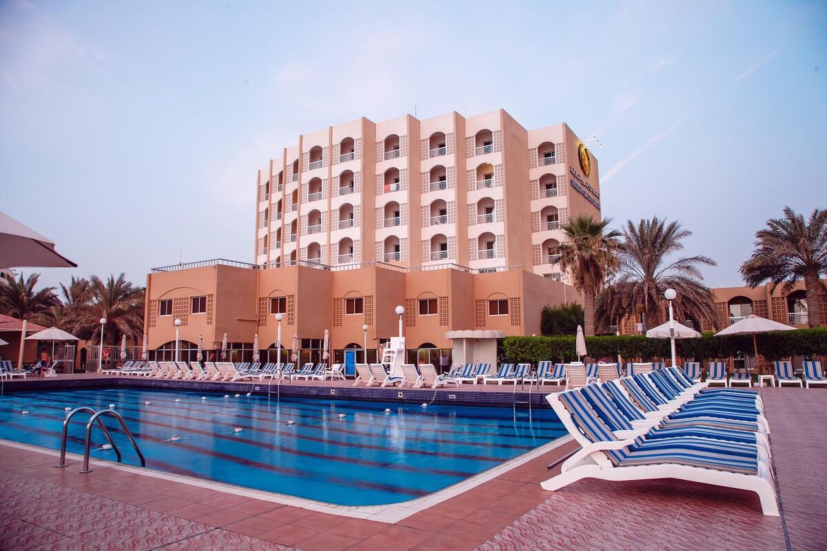 Во всех номерах отеля Sharjah Carlton есть балконы. В числе удобств спутниковое телевидение, мини-бар и принадлежности для чая/кофе. В распоряжении гостей кондиционер и собственная ванная комната.