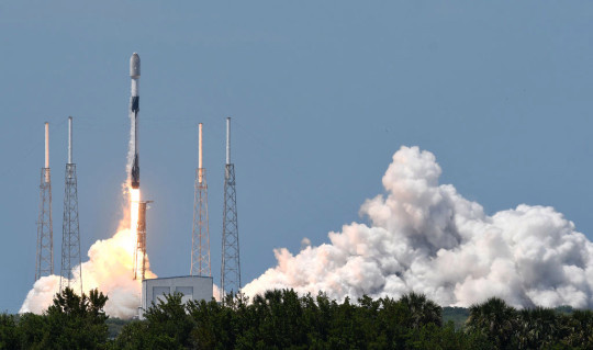 Starlink уже запустила 1800 спутников на ракетной компании Маска SpaceX (фото: Getty)