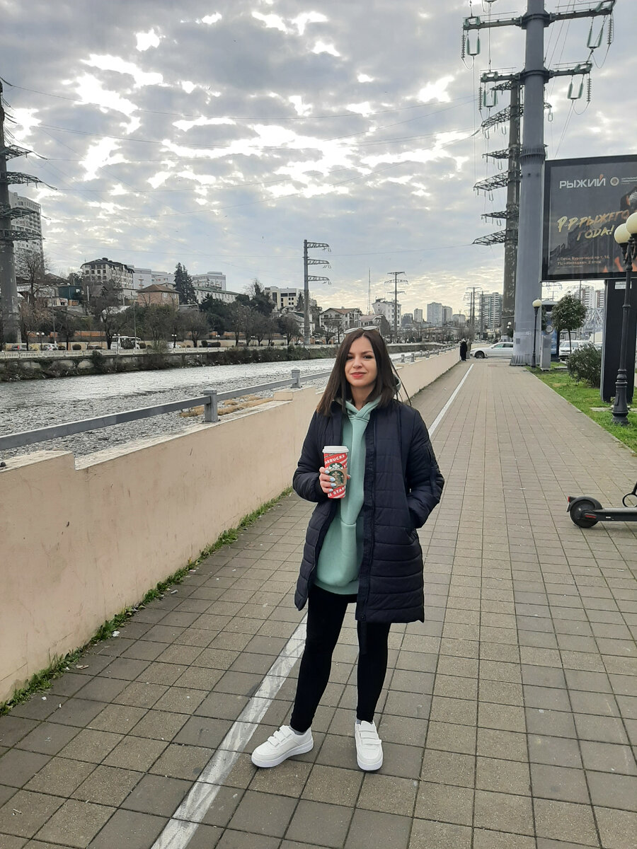 Фото автора на набережной реки Сочи.