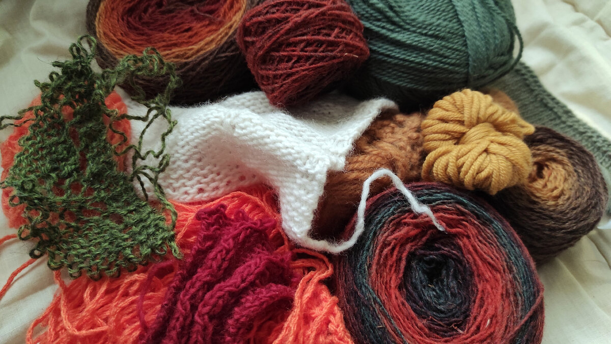 Здесь у меня и остатки пряжи и вполне себе целые моточки