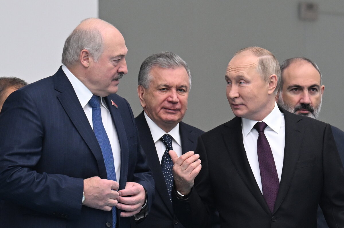 В Минобороны заявили, что, вероятно, Россия стремится «изображать Беларусь, президент которой Александр Лукашенко изображен с Путиным, как всё более замешанную в войне». Фото: EPA