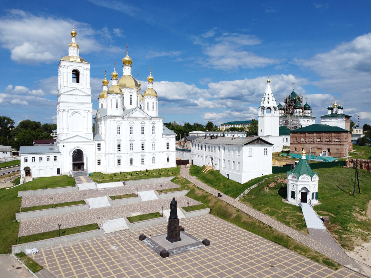 Вид на пл. Сергея Старогородского, Благовещенскую церковь и Преображенский собор.