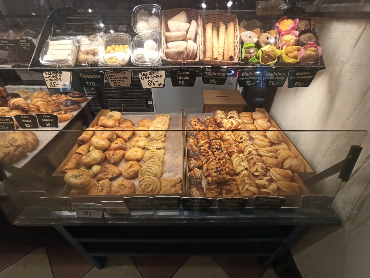 На первый взгляд вроде всё тоже самое: улитка, вафельные трубочки. Но если приглядеться, то ассортимент отличается от булочных Вольчека. 