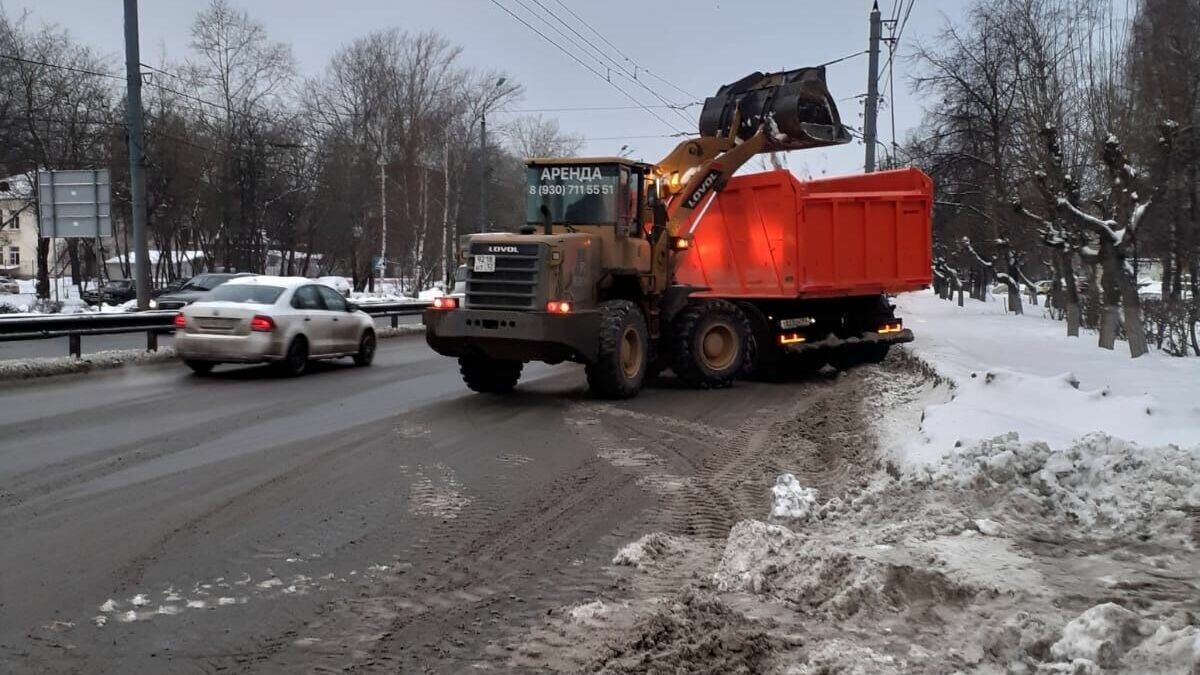     Почти 20 тысяч кубометров снега вывезли с дорог Нижнего Новгорода за минувшие сутки. По данным мэра Юрия Шалабаева, в работах задействовано около 650 единиц коммунальной техники и 4,5 тысячи дворников и дорожных рабочих. Об этом рассказали в городском дептрансе.