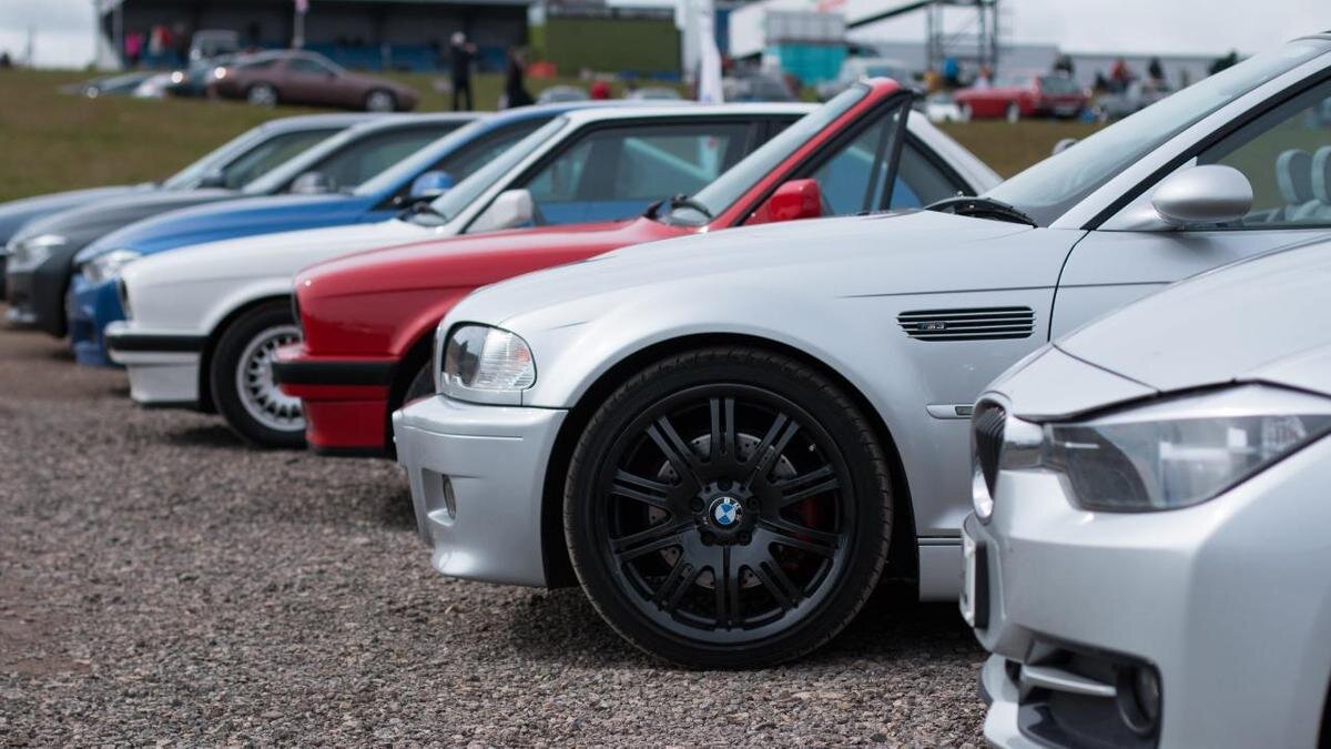    Автомобили стоят на парковке:piqsels.com