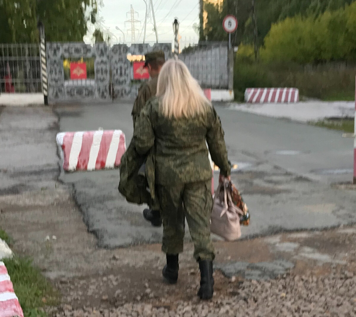 Женщина. Нет, военнослужащая идёт в часть...