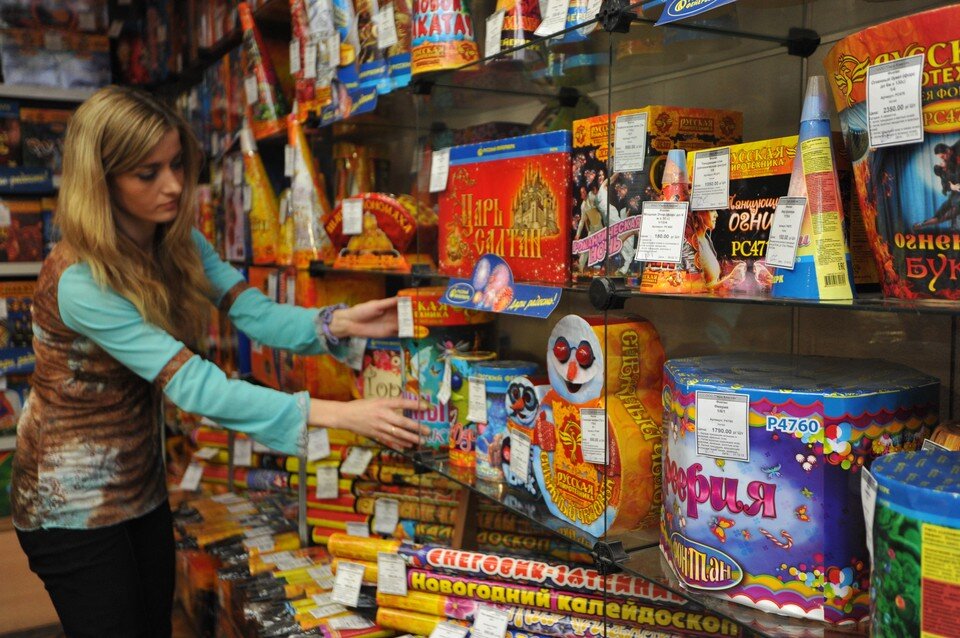 Если вам предложат покупать пиротехнику вне специализированных магазинов - бегите подальше Фото: Анатолий ЖДАНОВ