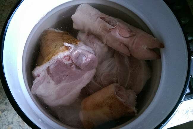 Если взять мясные рульки +свиные или говяжьи ножки - это основа и гарантия хорошего холодца. Фото автора