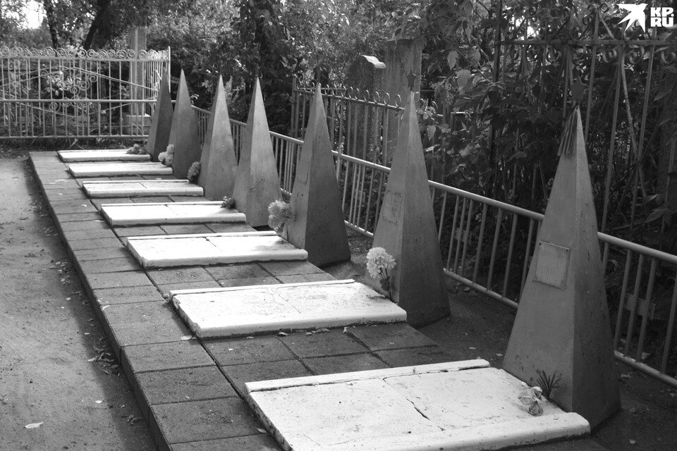     Захоронение членов экипажа на Дягилевском кладбище.