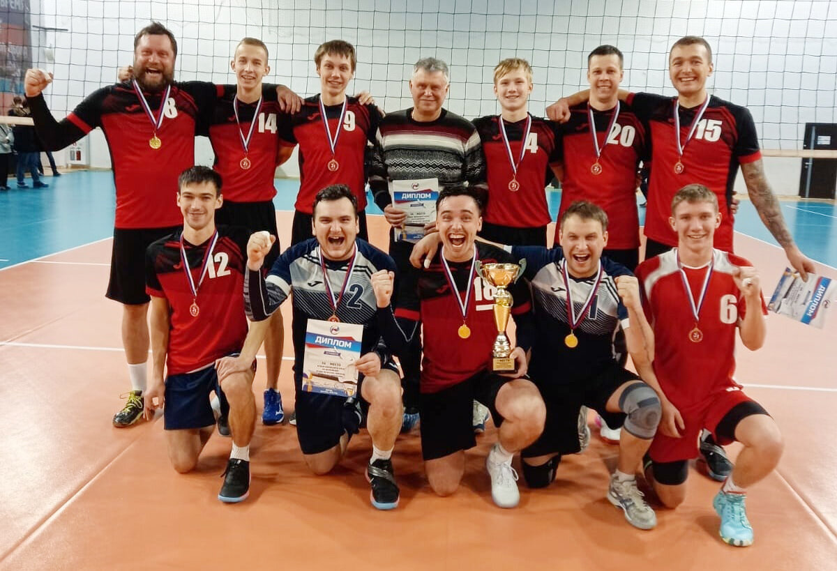 Сборная Кунгура по волейболу - победитель Кубка Пермского края 2022 года. Нижний ряд (слева направо): Артём Зубарев, Иван Кабанов, капитан команды Илья Коуров, Александр Волгарев, Данил Сибирцев. Верхний ряд (слева направо): Антон Садовский, Александр Катников, Захар Зернин, тренер команды Юрий Викторович Садовский, Никита Ефимов, Сергей Беляев и Алексей Бачиннов