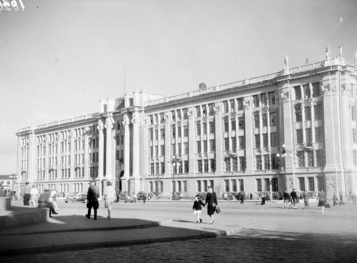 Вид здания Горсовета без шпиля и часов