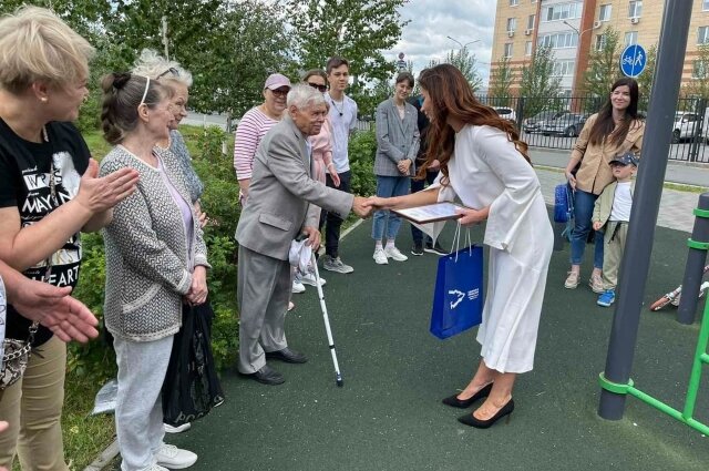    Александра Колесникова знают не только соседи, но и чиновники. С депутатом Тюменской областной думы Ольгой Швецовой. Фото: личный архив/ Елена Августа