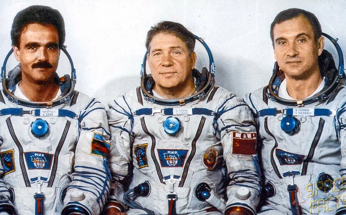 Космонавт совершивший самый длительный полет в космос. Абдул Ахад Моманд. Космонавт а. Моманд (Афганистан),.