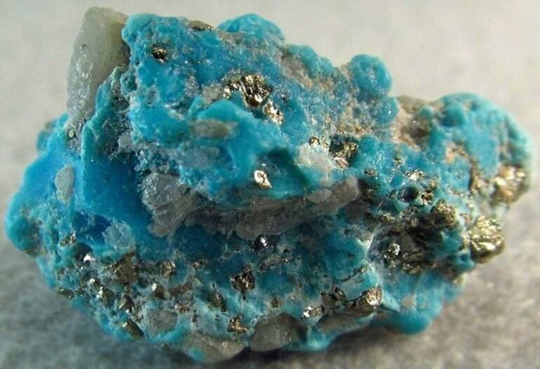 Бирюза в породе