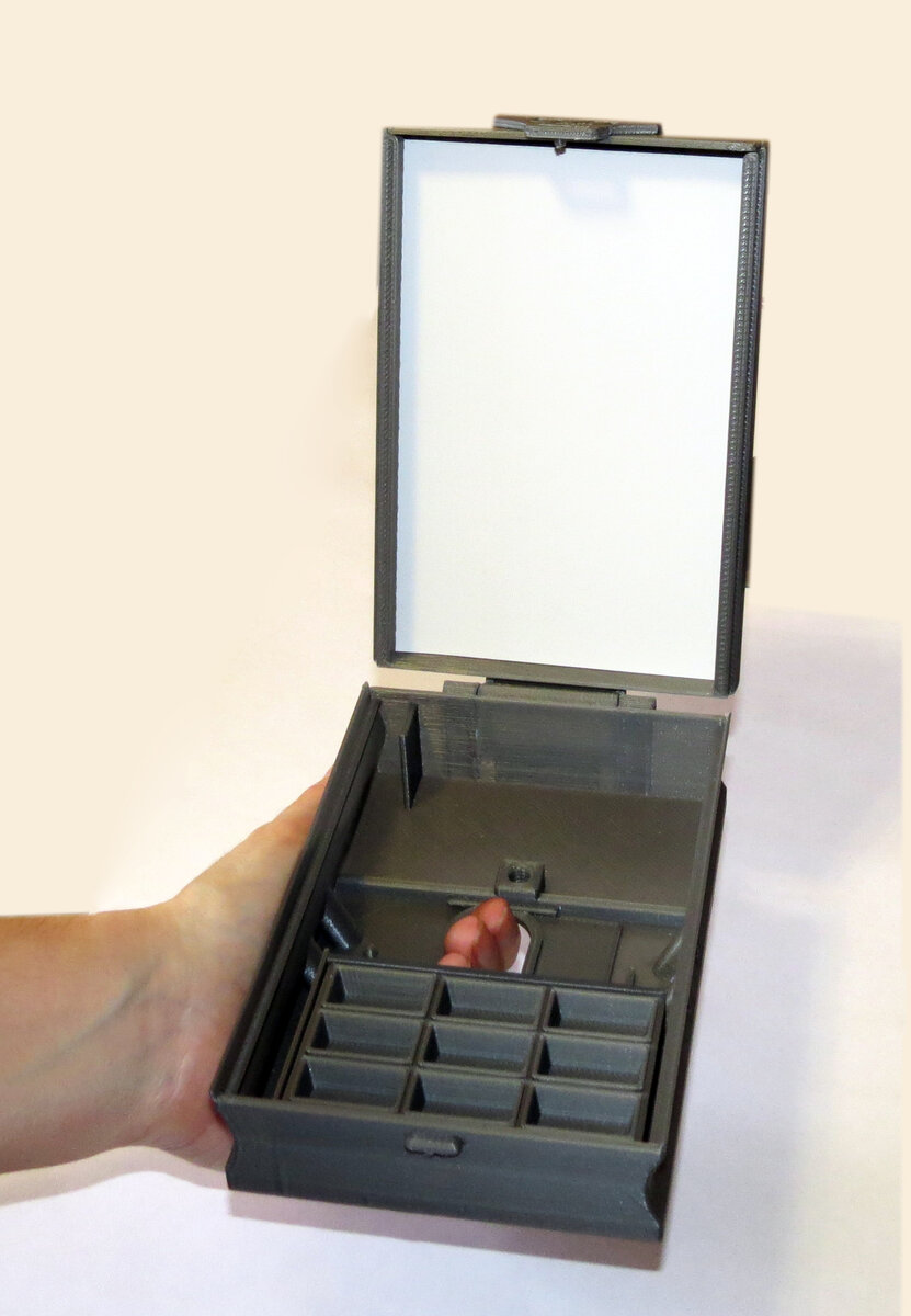 Можно держать в плавой или левой руке