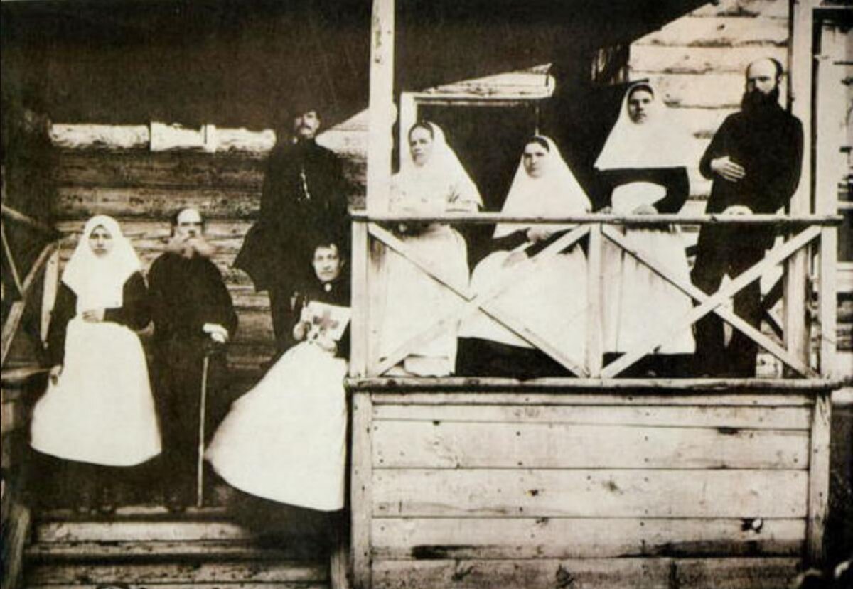 Нару́ксово — одно из крупнейших сел на юге Нижегородской области, ранее на этой местности проживали мордовские племена, но примерно в ХVII веке начался процесс христианизации мордвы. Во второй половине XVII века на этой местности появились многочисленные поташные заводы — «будные майданы или станы», где круглыми сутками трудились крестьяне. Дуб и ольху пережигали в золу, а потом из золы делали жидкое тесто, обмазывали им сосновые или еловые поленья и складывали их в костер. Каждый ряд поленьев покрывали слоем золы и зажигали. Пережженная, «расправленная» таким образом зола и представляла собой поташ. Поташ играл огромную роль в торговле России с заграницей. По ценности он занимал одно из первых мест. Производство поташа губительно сказывалось на лесах, которые год от году редели.
В Будном Наруксовом стане стало проживать множество служивых людей и русских крестьян, была построена церковь. Село росло и примерно 1800-1815 гг. объединилось с соседними Рубцово и Саитовкой, образовав одно село. Название Наруксово сохранилось за объединенным селом, а его части и сейчас называют Саитовка и Рубцово, деревня Кирлейка, также вошла в состав Наруксово.
В 1891–1892 годах в Поволжье во время голода началась эпидемия сыпного тифа. Крестьянка Синицына и ее трехмесячный сын больные тифом в Наруксово, фото М. П. Дмитриева
Согласно словарю Брокгауза и Евфрона в 1880 годах в селе Наруксово было 3892 жителя, 552 двора, 2 церкви, школа и церковно-​приходское училище. В село приехала бригада врачей, среди которых был и доктор Решетилов. В Наруксове работал фельдшерский пункт, который обслуживал две волости: Азрапинскую и Ново-​Александровскую. Крестьян лечили два фельдшера и акушерка. В списке лиц, имеющих право на врачебную практику, значится сельский врач Вавин Владимир Григорьевич. Санитарный персонал С. С. Вешняковой на крыльце фельдшерского пункта с. Наруксово. Фото М. П. Дмитриева, 1892 год
