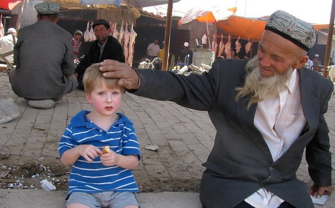 Уйгуры-арийцы на рынке в Хотане