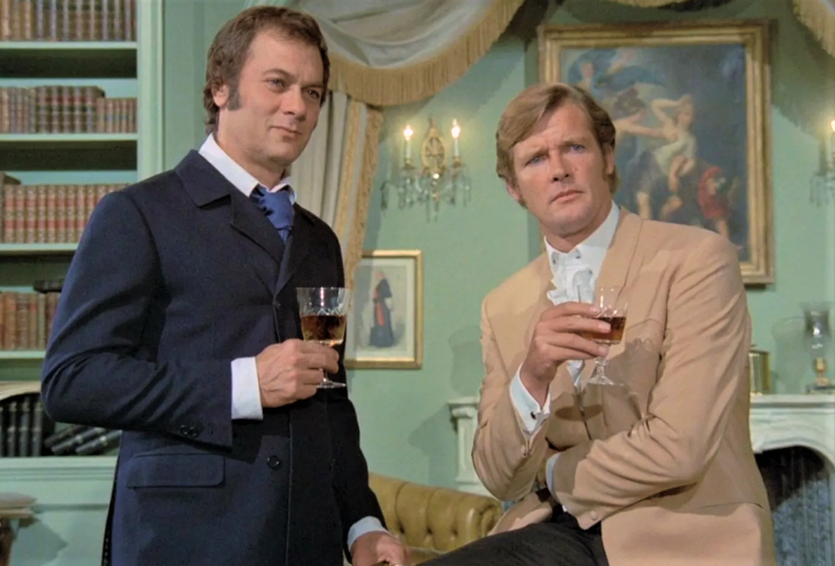 Роскошный дуэт культовых актеров. Кадр из сериала, источник: bondsuits.com