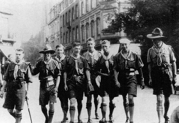 Жорж Проспер Реми (третий справа) с товарищами-скаутами, 1929 г.