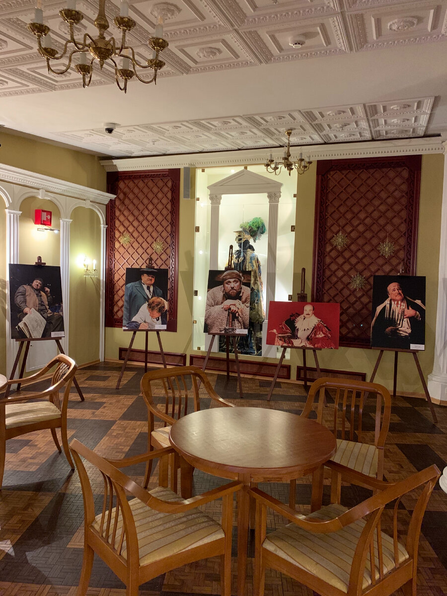 Выставка фотографий А.Калягина ( роли в спектаклях) расположена в буфете.