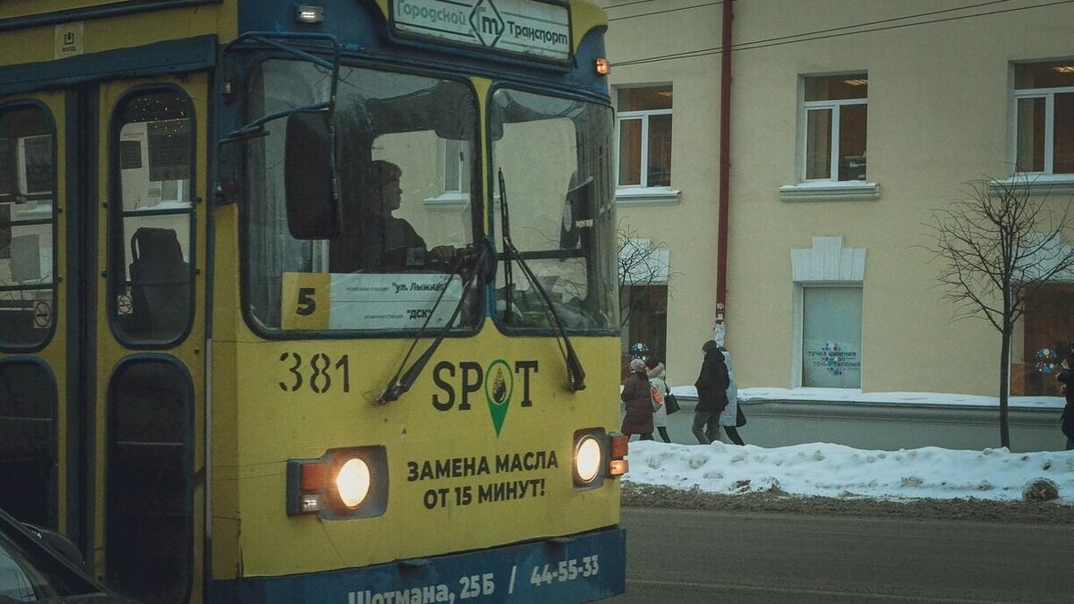     Девочка переходила дорогу в неположенном месте.