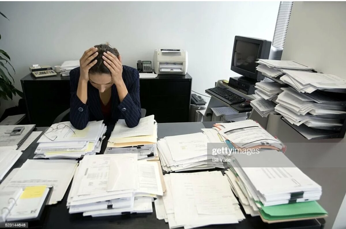 Много документов. Много работы фото. Досталось много работы. Завал бумаг. Завал на работе.