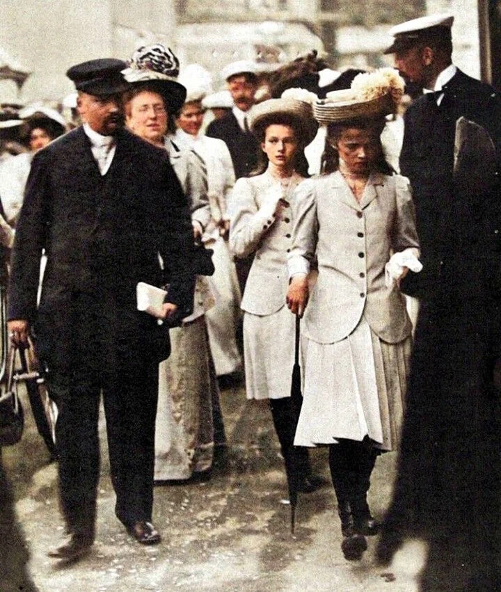 Е.С. Боткин и Великие княжны Ольга и Татьяна (подальше) 