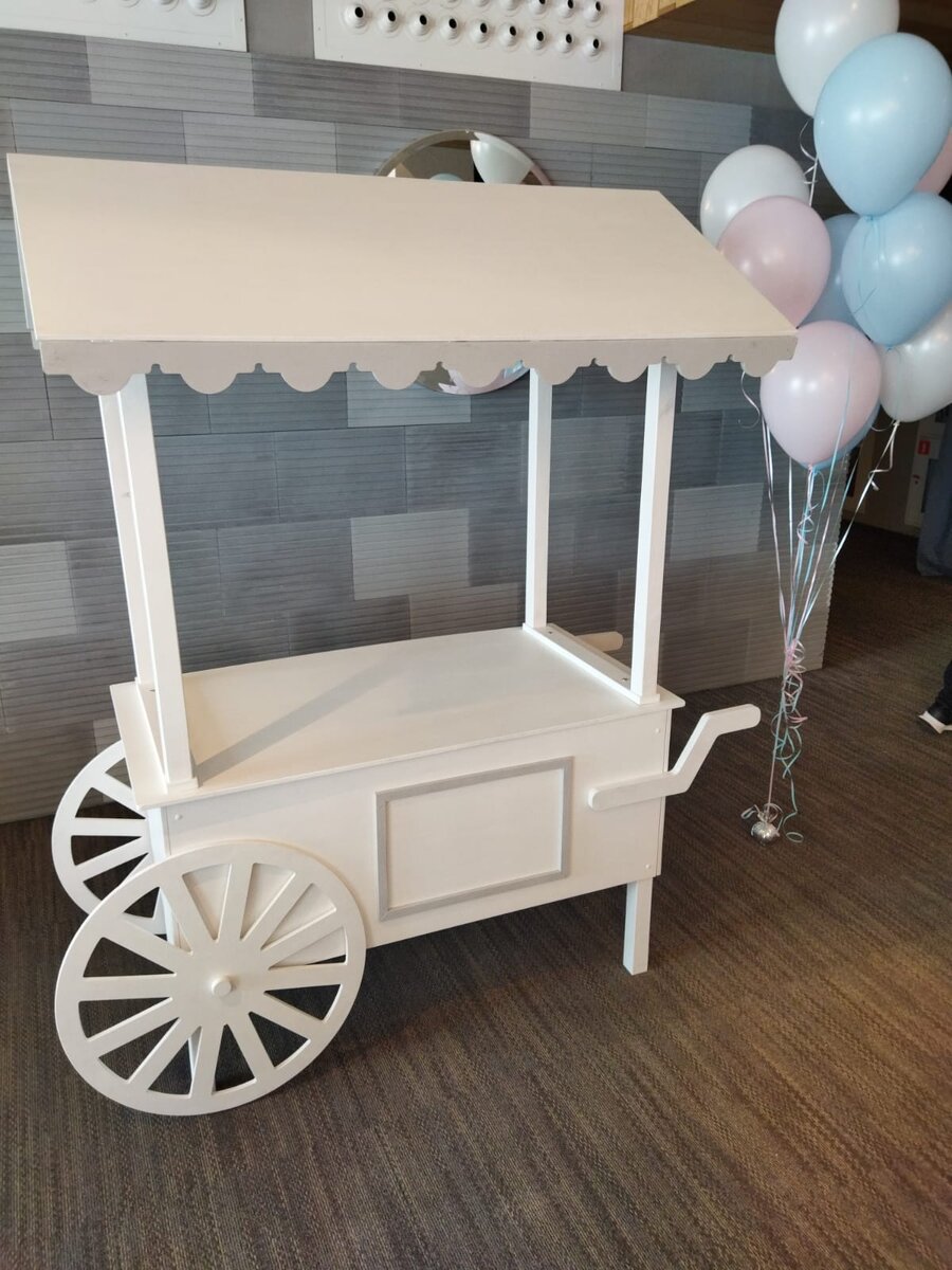 Кенди бар представляет собой фуршетный сладкий стол, оформленный в выбранном стиле. Главная задача кенди бара заключается в удивлении гостей