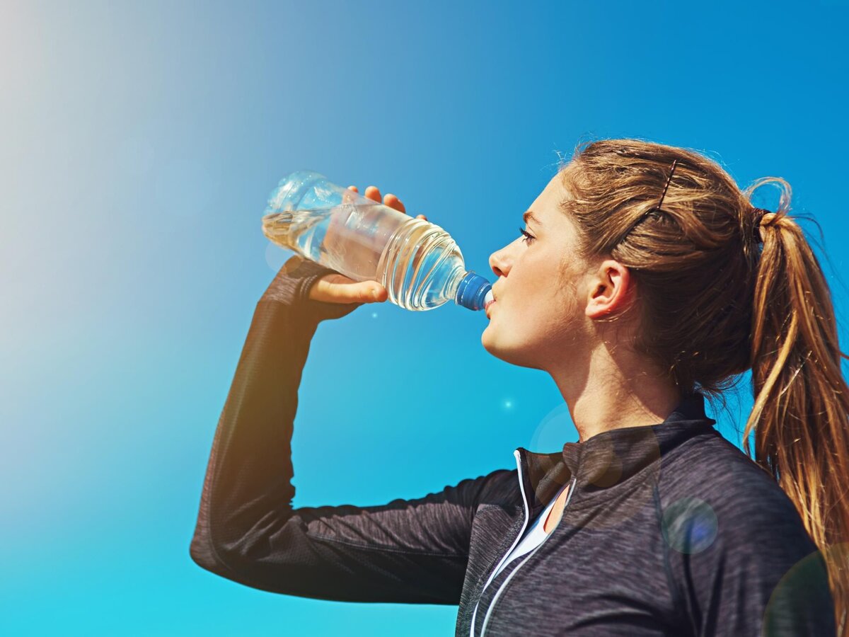 Пейте легкую воду. Девушка с бутылкой воды. Пить воду. Питье воды. Реклама воды.