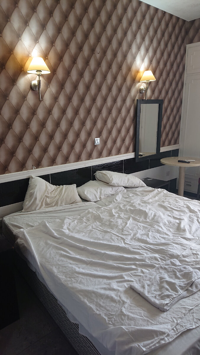 двуспальная кровать. Почему в Европе не дают покрывала на кровать?