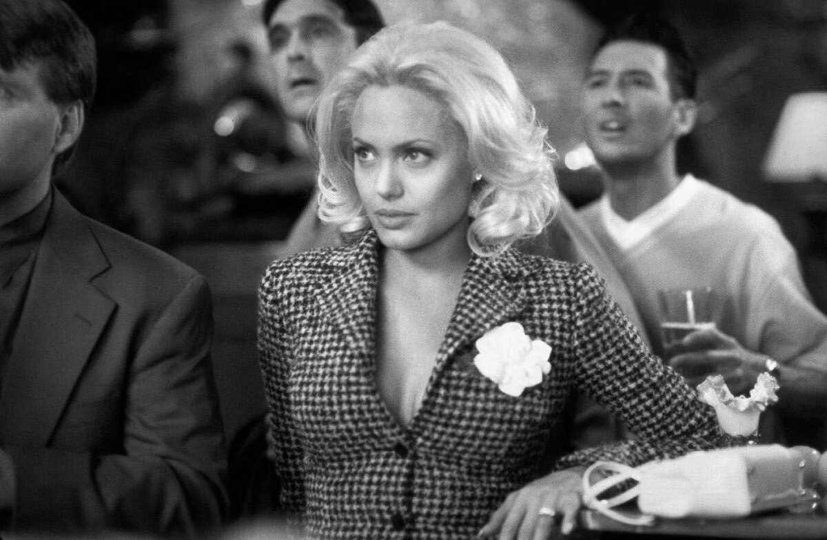 Анджелина Джоли в фильме «Жизнь, или Что-то вроде того» (2002)
