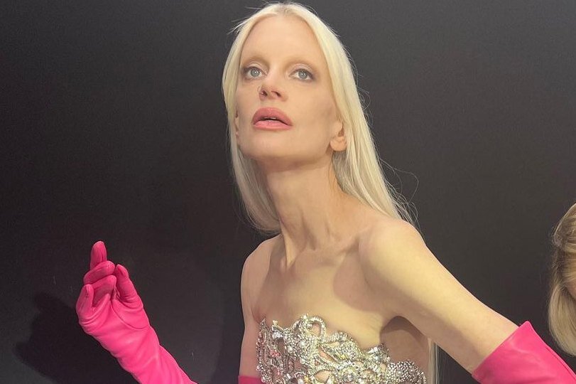     Модель Кристен Макменами в тесном наряде и неудобной обуви рухнула на показе Valentino: видео