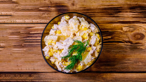    30 минут на кухне: салат "Прованс" с копченым колбасным сыром и кукурузой Анна Черкесова