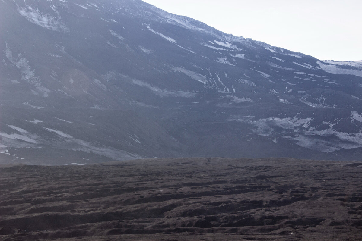 Из личного архива 2020г. Путь по шлаку, на фоне склон Ключевской