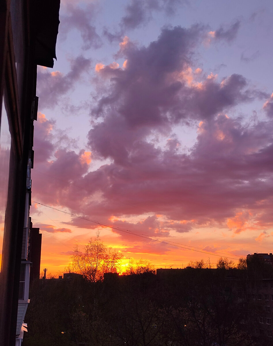 Закат из окна квартиры родителей мужа, где мы прожили большую часть времени