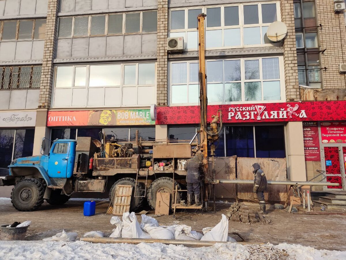     Работы на ул. Братьев Абалаковых у железнодорожного вокзала 5 февраля. В Красноярске продолжаются изыскания по проекту метро и обследование грунта под зданиями рядом с линией будущей подземной части