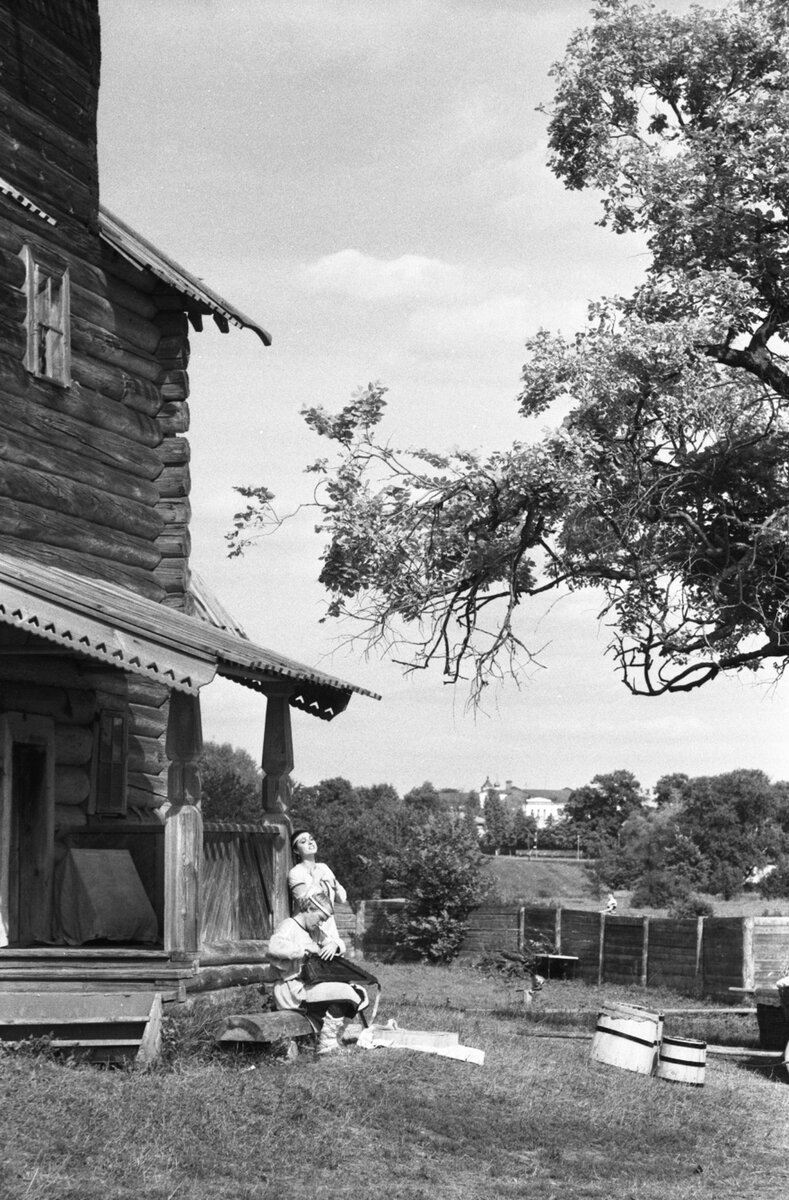 Спектакль «Великое княжение» в Музее деревянного зодчества и крестьянского быта. Август 1989 г. Фото П.П. Соколова. Из собрания ГВСМЗ
