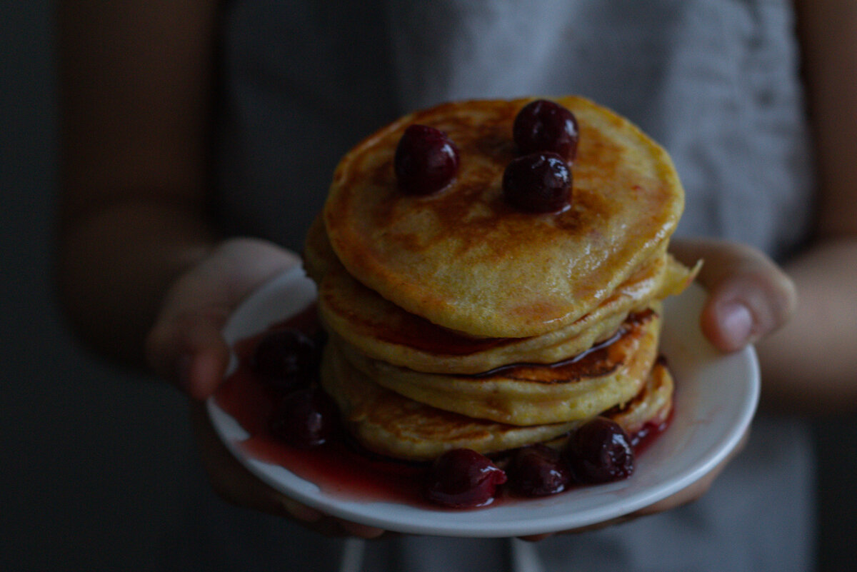 панкейки с вишней на завтрак
