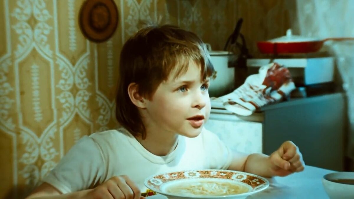 Ералаш (1974-1993) - 94-й выпуск - Компот.
"Ну ты только компот не выливай, компот я буду..." 
https://www.kino-teatr.ru/short/movie/sov/112069/foto/s38552/1169629/