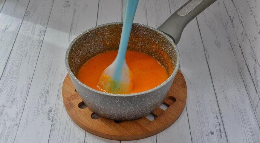 1. Приготовить мусс. Ягоды облепихи осторожно вымыть и сложить в ковшик. Немного раздавить толкушкой, чтобы они дали сок. Варить минут 5 после закипания. Протереть тщательно через сито.