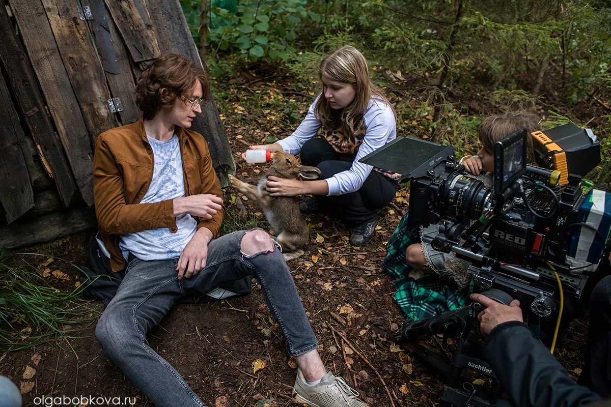 А ещё кормила зайчика прямо на съёмочной площадке.