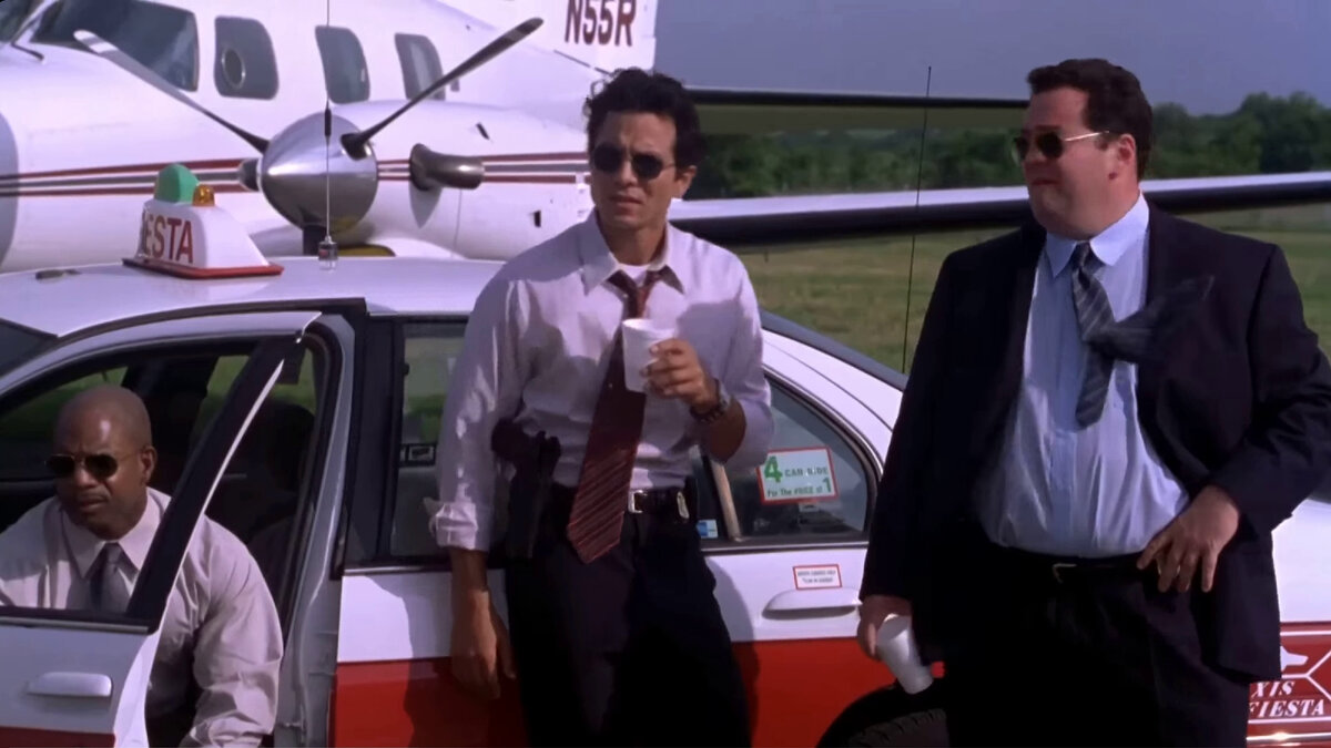 Кадр из фильма "Мисс Конгениальность". Агенты в ожидании Грейсси.