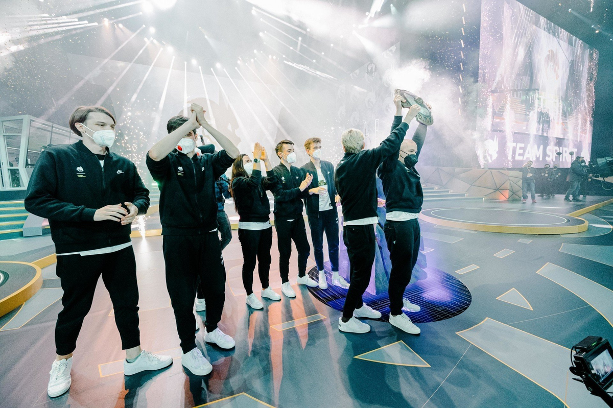 торжественное вручение кубка The International 10 (аегис)