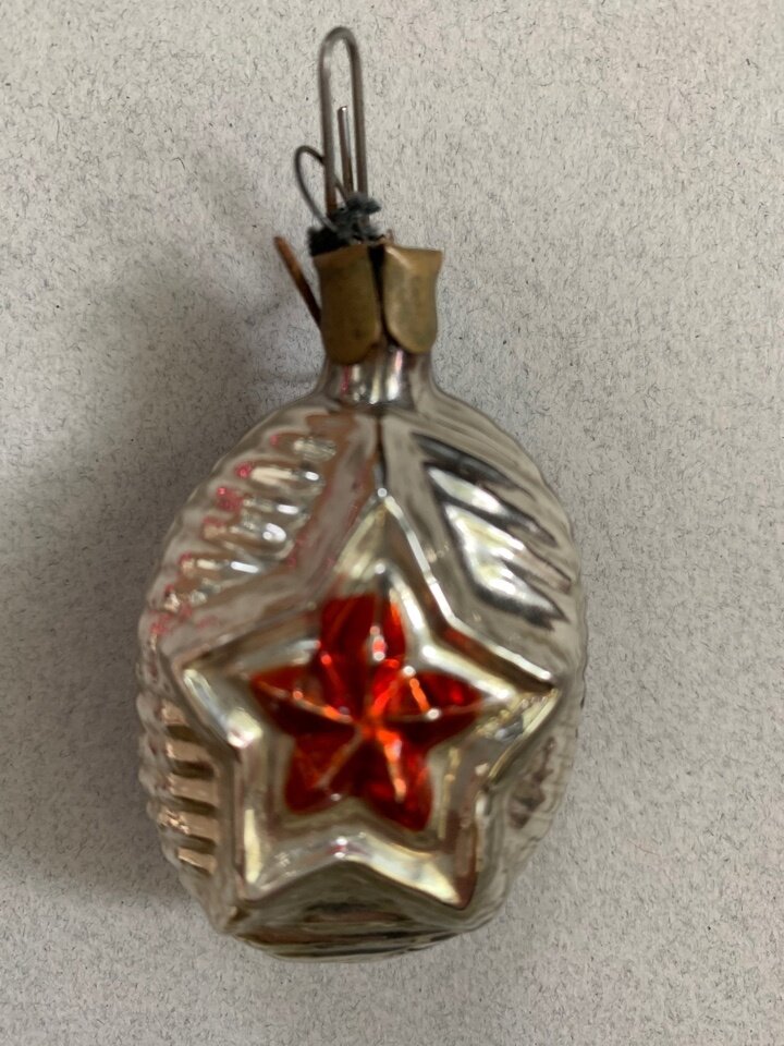 Шар с серпом, молотом и пятиконечной звездой: ОФ №3857, 5х3 см; стеклянная форма, покрытая нитритом серебра, ручная роспись