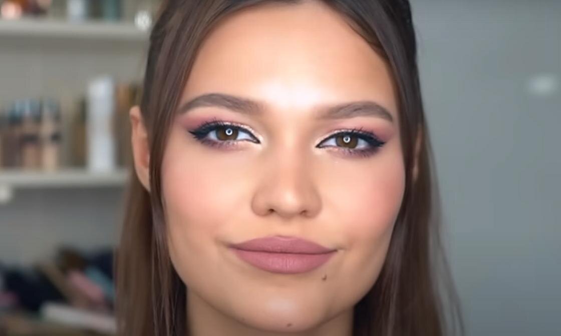    Девушка с красивым вечерним макияжем:YouTube/Darya Key