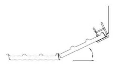 Этапы монтажа кровельных сэндвич-панелей – опускание и сжатие соединения сэндвич-панелей
