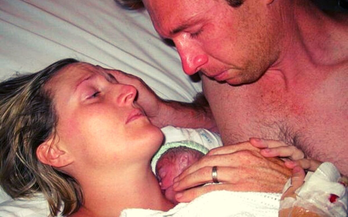 Эмоциональный момент, когда Кейт и Дэвид думали, что навсегда потеряли маленького Джейми, и со слезами на глазах обнимали его бездыханное тело.