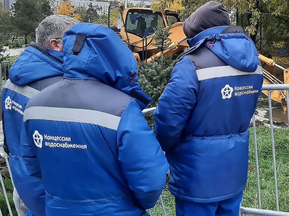     В Ворошиловском рабочие восстанавливают порванный трубопровод. Екатерина СИМОХИНА